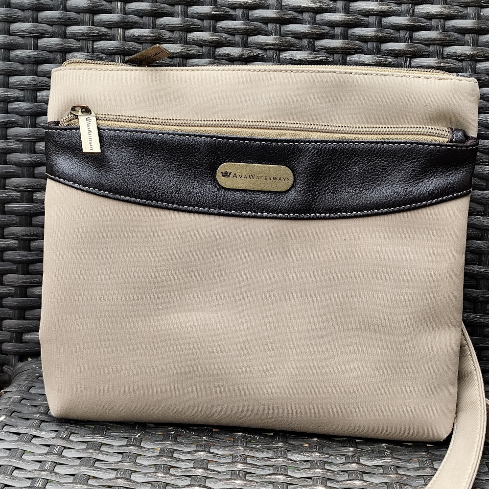 4/$50⭐️AMA Waterways Crossbody Bag